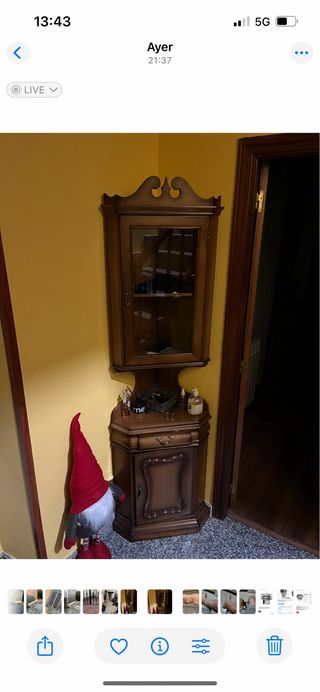 Mueble de esquina de madera y cristal