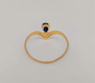 J -0810 Anillo V con piedra azul 18K