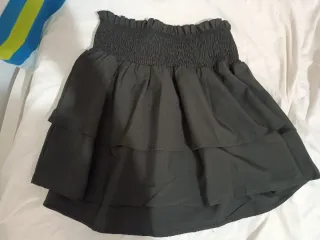 Falda negra volantes