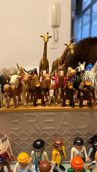 Lote Playmobil 43 figuras y 35 animales