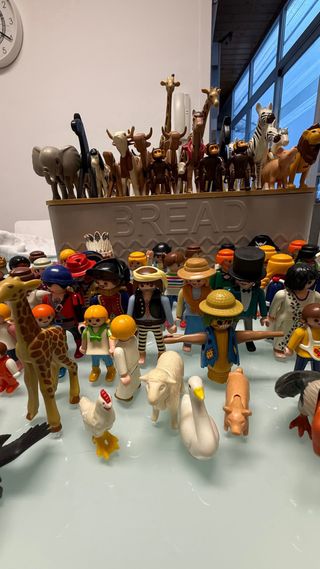 Lote Playmobil 43 figuras y 35 animales