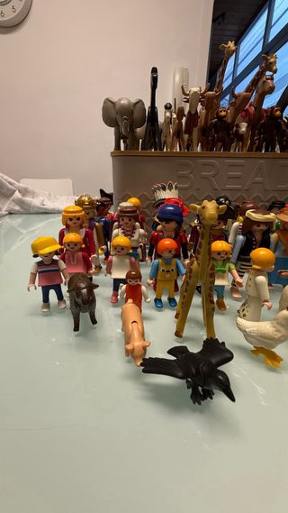 Lote Playmobil 43 figuras y 35 animales