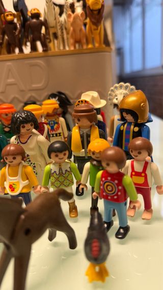 Lote Playmobil 43 figuras y 35 animales