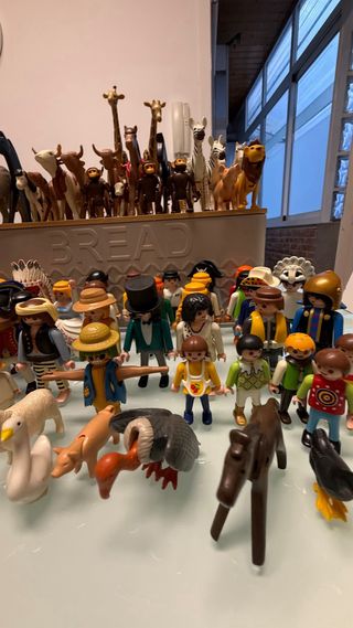 Lote Playmobil 43 figuras y 35 animales