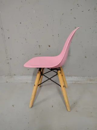 Silla infantil rosa patas madera