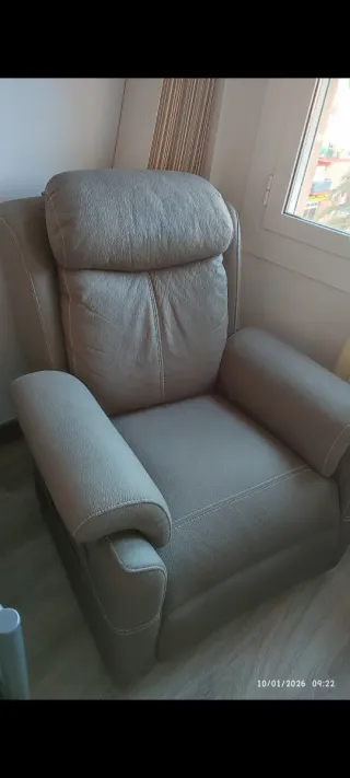 Sillón reclinable de piel gris
