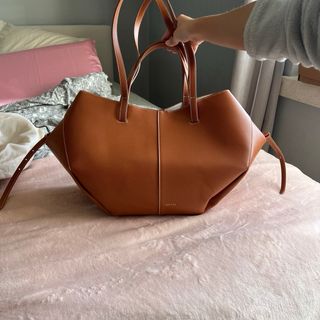 Mala de mulher da marca Polène cyme camel grande