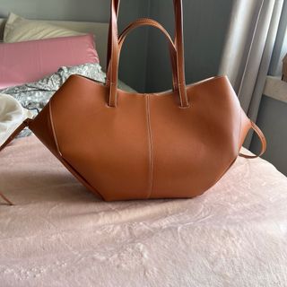 Mala de mulher da marca Polène cyme camel grande