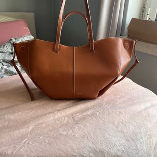 Mala de mulher da marca Polène cyme camel grande