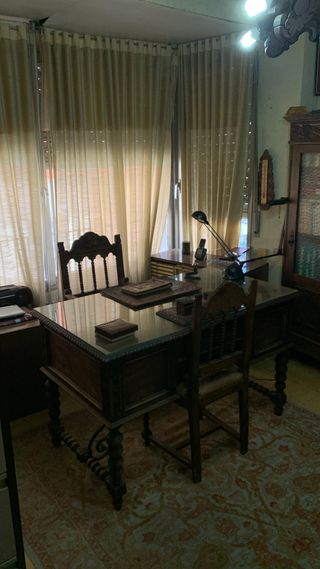 Escritorio antiguo de madera y cristal.