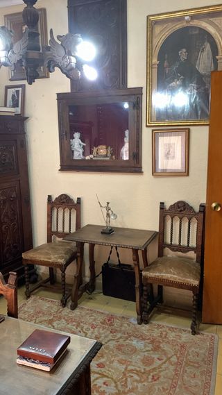 Escritorio antiguo de madera y cristal.