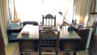 Escritorio antiguo de madera y cristal.