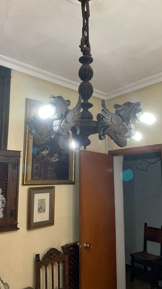 Escritorio antiguo de madera y cristal.