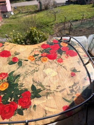 Mesa auxiliar diseño floral metal y madera