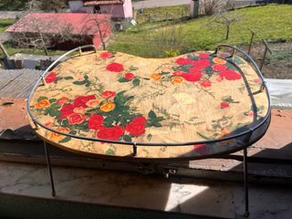 Mesa auxiliar diseño floral metal y madera