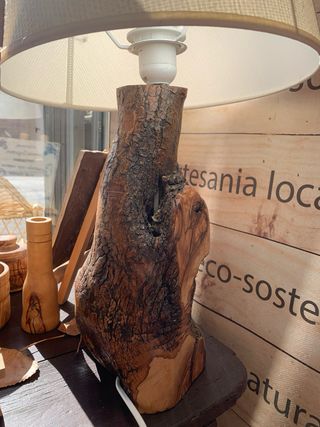 Lámpara artesanal de madera de olivo