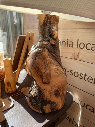 Lámpara artesanal de madera de olivo