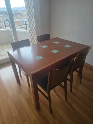 Mesa de comedor de madera y cristal estensible