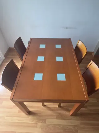 Mesa de comedor de madera y cristal estensible