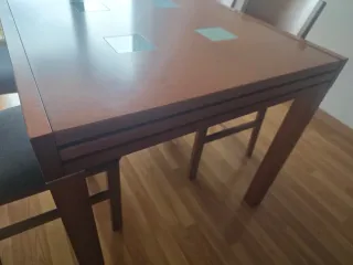Mesa de comedor de madera y cristal estensible