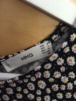 Vestido Mango Negro con Flores Blanca