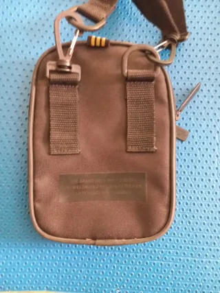 Bolso bandolera y gorro Adidas