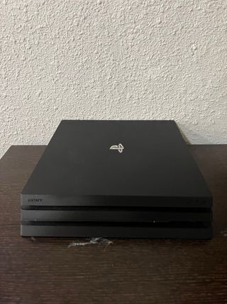 PS4 Pro 1TB - Como Nueva + 2 Mandos + Cables