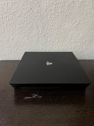 PS4 Pro 1TB - Como Nueva + 2 Mandos + Cables
