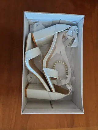Zapatos de tacón blancos para mujer