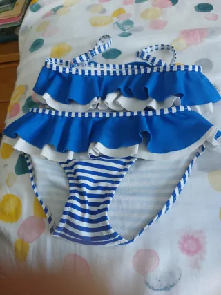 Bikini niña volantes azul y blanco.