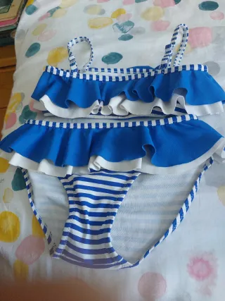 Bikini niña volantes azul y blanco.