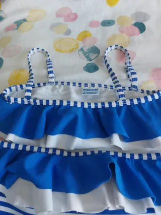 Bikini niña volantes azul y blanco.