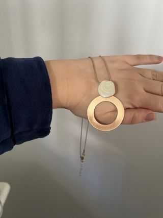 Colgante círculo oro con piedra blanca