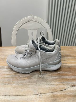 Zapatillas baloncesto Curry Under Armour grises