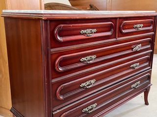 Cómoda caoba con repisa de mármol/granito