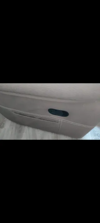 Sillón reclinable de piel gris