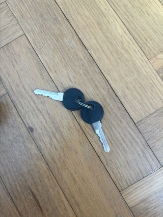 Candado azul para bicicleta con llaves