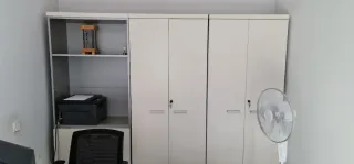Mueble y mesa de oficina, armario.