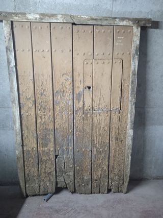 Puerta antigua roble con postigo
