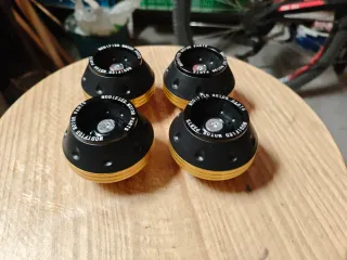 4 Pegs dorados y negros