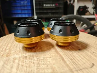 4 Pegs dorados y negros