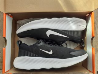 Zapatillas Nike Promina negras y blancas.