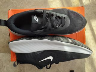 Zapatillas Nike Promina negras y blancas.