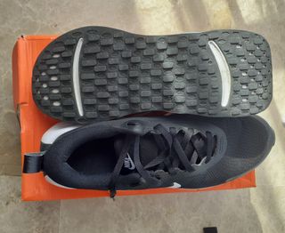 Zapatillas Nike Promina negras y blancas.