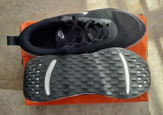 Zapatillas Nike Promina negras y blancas.