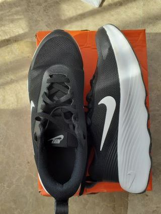 Zapatillas Nike Promina negras y blancas.