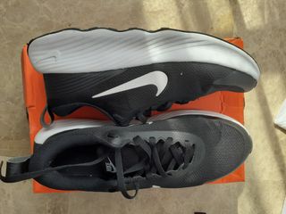 Zapatillas Nike Promina negras y blancas.