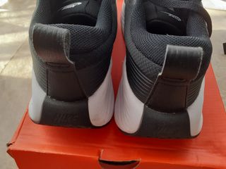 Zapatillas Nike Promina negras y blancas.