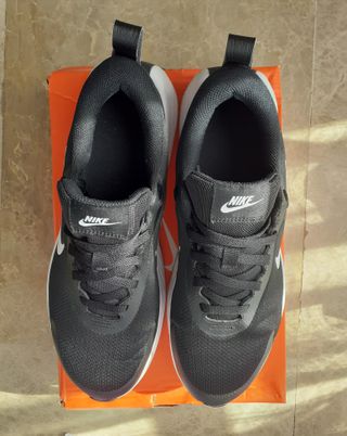 Zapatillas Nike Promina negras y blancas.