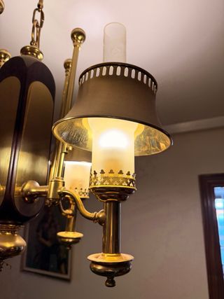 Juego de dos lamparas de metal: techo y mesa